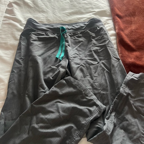 set of 3 FIGS Livingston basic scrub pants - Picture 4 of 5